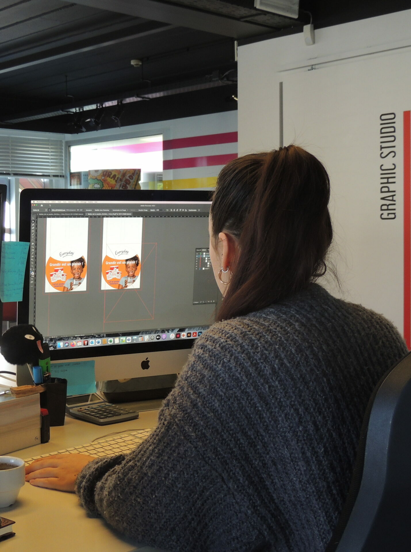Grafisch ontwerper werkt aan artwork voor een display in Illustrator