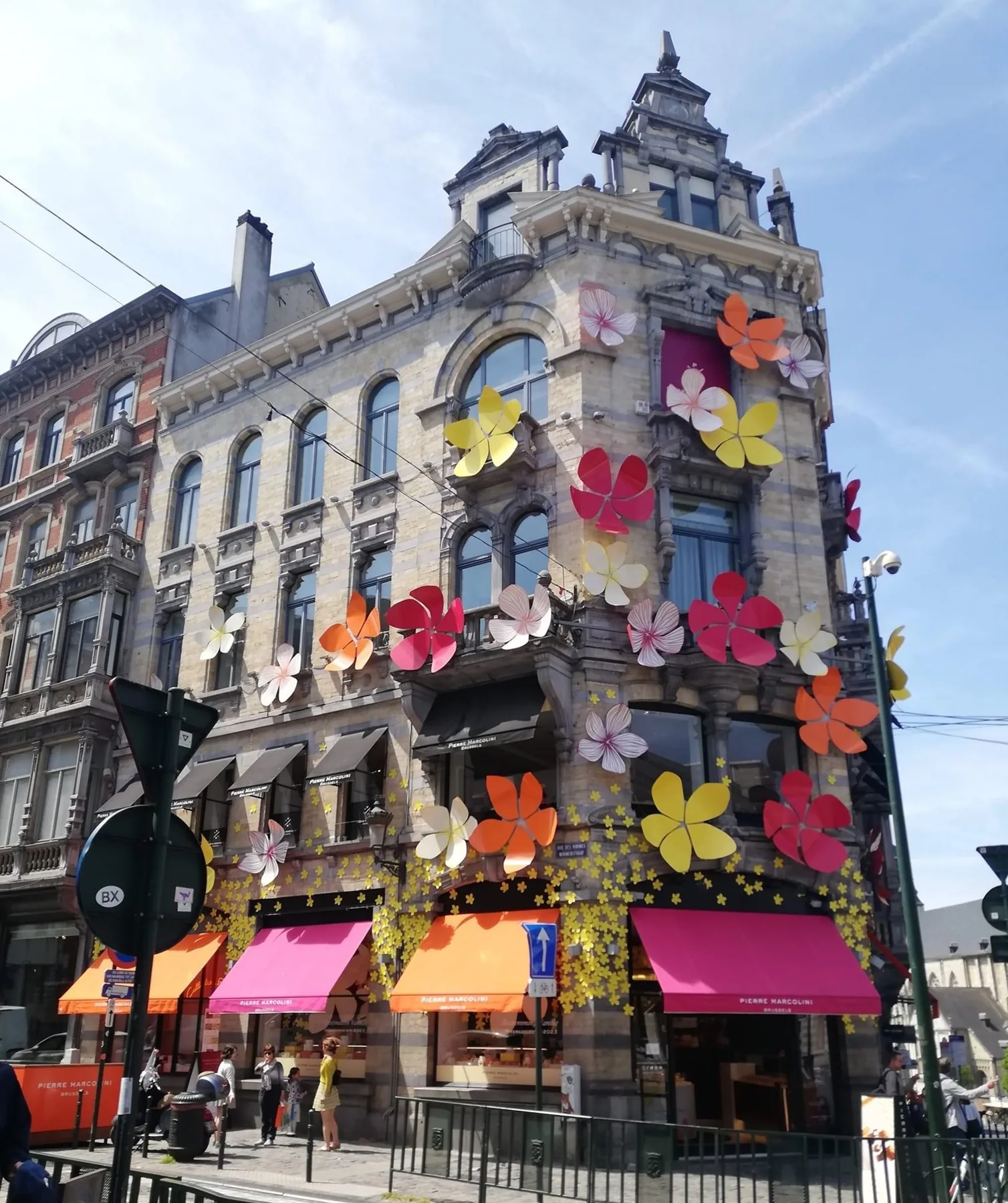 Gevel van een historisch gebouw versierd met grote bloemen